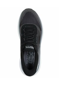 Svart sportskor med överdel i mesh, detaljerad sömnad, rund tå och vadderad sula med en strukturerad design. Varumärke på sidan och tungan.