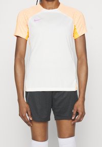 Nike Performance Sportovní tričko - off-white