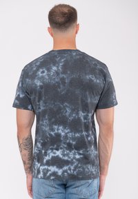 Paradiso Clothing DIVISION LOVE WILL TEAR US APART DIP DYE - Print T-shirt - black