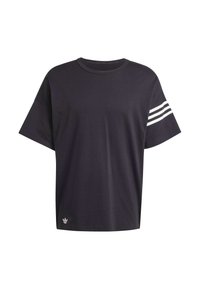 Svart kortärmad t-shirt med tre vita ränder på höger ärm och liten Adidas-logotyp nära nederkanten.