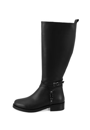 Botte en cuir noire jusqu'au genou avec une semelle plate, sangle ajustable et détail de boucle au niveau de la cheville, texture lisse, design structuré.