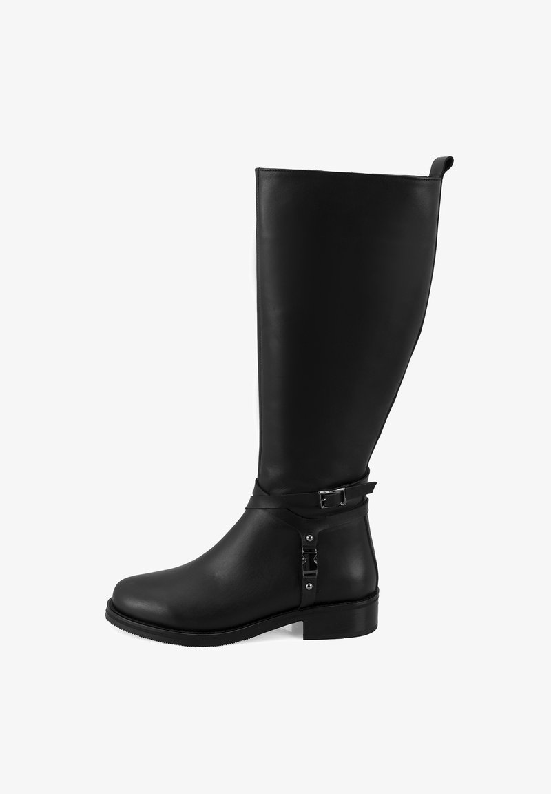Botte en cuir noire jusqu'au genou avec une semelle plate, sangle ajustable et détail de boucle au niveau de la cheville, texture lisse, design structuré.