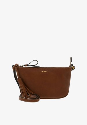 Sac bandoulière en cuir marron avec une finition texturée, fermeture zippée et un détail de pompon. Comprend une sangle fine et amovible. Accent de logo doré.