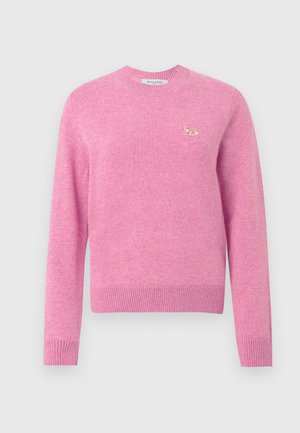 Rózsaszín pulóver, bordázott mandzsettákkal és alsó résszel, bal mellrészen egy kis hímzett róka logóval.