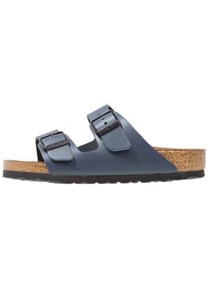 Granatowy sandał Birkenstock z dwoma paskami i regulowanymi klamrami, z korkową wkładką i czarną, teksturowaną podeszwą widziany z boku.