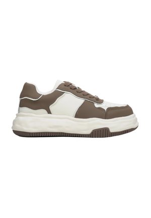 Białe i brązowe sneakersy z masywną podeszwą, skórzanym i syntetycznym wierzchem, okrągłym noskiem oraz sznurowanym przodem. Teksturowane wykończenie po bokach.