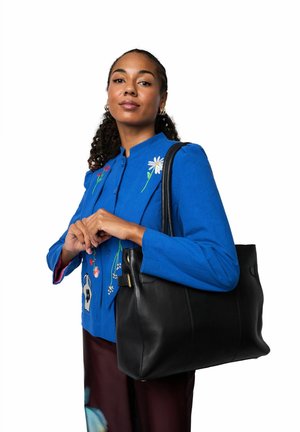 Černá kožená taška typu tote s hladkou texturou a dvěma pevnými uchy. Vyznačuje se strukturovaným tvarem a minimalistickým designem, vhodná pro každodenní použití.