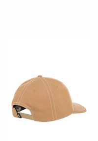 Braune Canvas-Baseballmütze mit weißer Naht, gebogenem Schirm und verstellbarem Riemen hinten. Einfache, runde Form ohne sichtbare Logos.