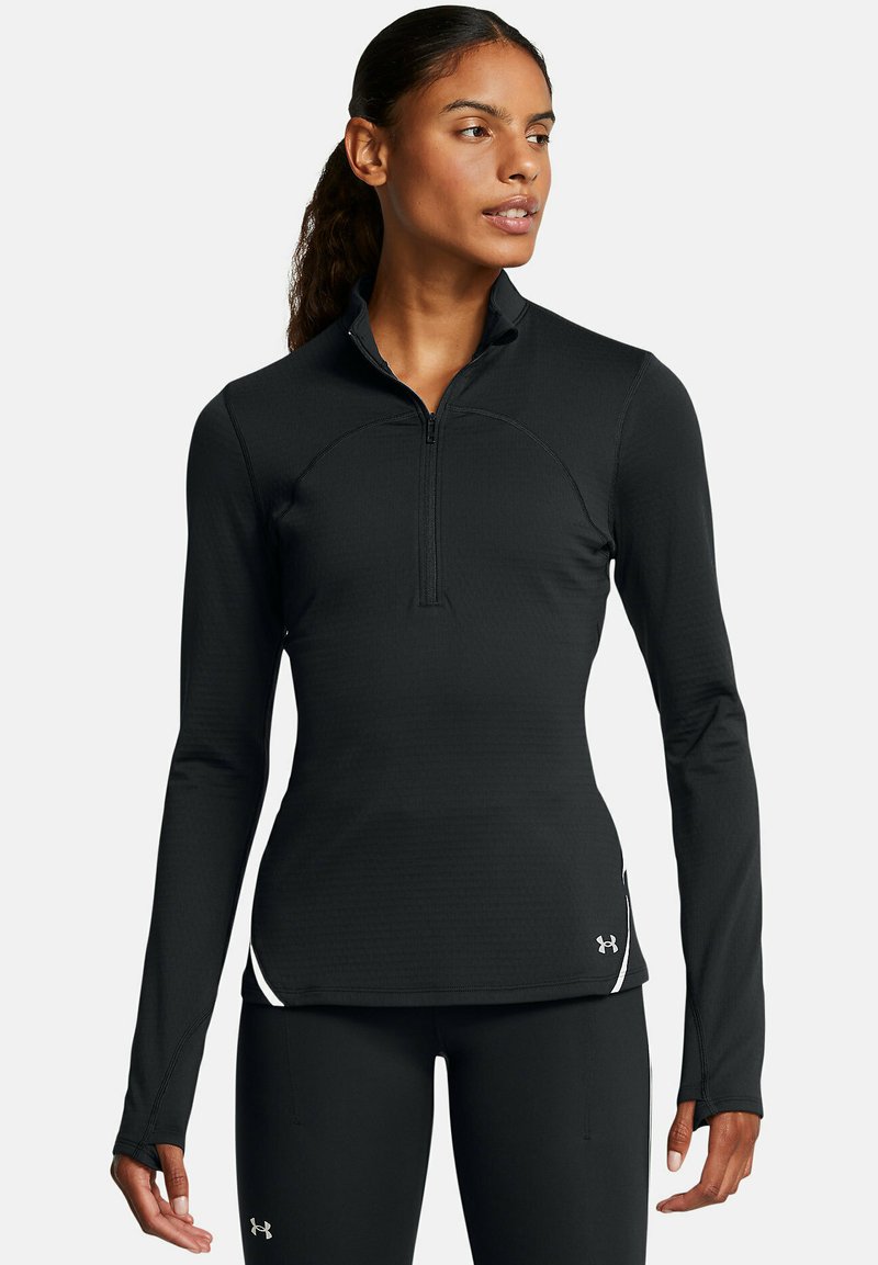 Svart långärmad, zip-up träningsblus med en texturerad yta, med hög krage och vita detaljer på sidan och logotypen.