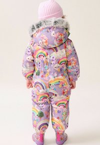 Lila gepolsterter Schneeanzug mit Regenbogen- und Einhornmustern, Kunstfellbesatz an der Kapuze, elastische Bündchen und passenden bunten Gummistiefeln.