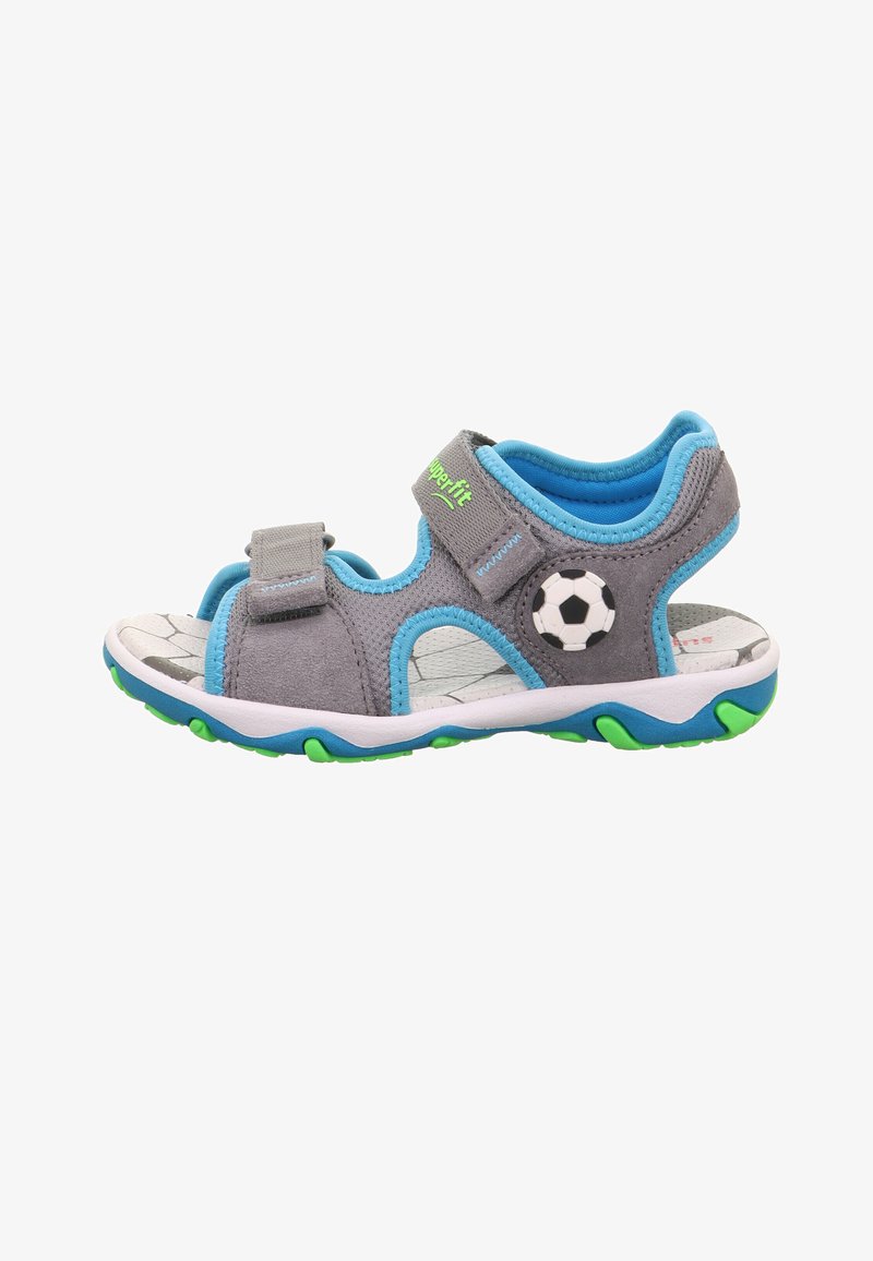 Sandale ouverte pour enfants en gris et bleu avec semelle verte et bleue, brides ajustables et motif de ballon de football sur le côté.