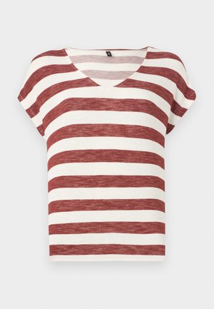 Rövid ujjú kötött felső széles, vízszintes piros és törtfehér csíkokkal, V-nyakú gallérral, fehér háttéren.