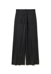 Pantaloni a gamba larga in tessuto grigio scuro, caratterizzati da una texture liscia, due tasche posteriori e una vita classica.