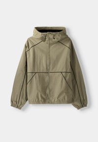 Jasnobrązowa kurtka z kapturem, z przednim zamkiem błyskawicznym, elastycznymi mankietami i dołem oraz czarnymi lamówkami na rękawach i kieszeniach.