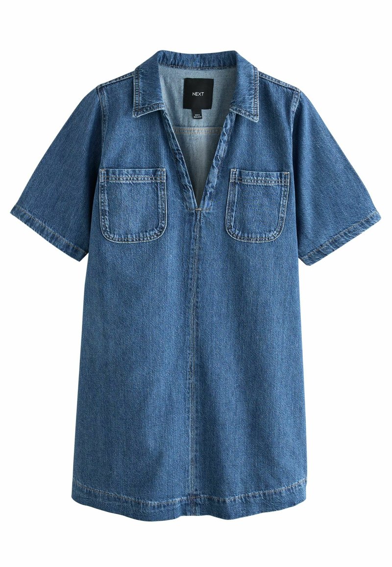 Robe en denim à manches courtes avec col en V ouvert, col et deux poches plaquées à l'avant, en tissu bleu moyen.