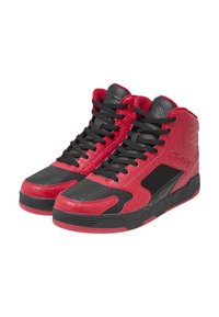 Røde og svarte høye sneakers med et teksturert reptilmønster, gummisåler, svarte lisser og mesh-detaljer på sidene.