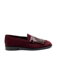 Mocasín de ante burdeos con flecos de cuero y una tira con detalle metálico. Diseño de tacón bajo y punta redonda.