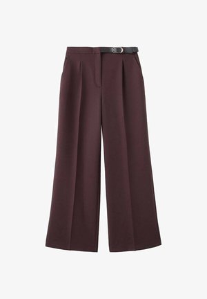 Szerokie spodnie w kolorze ciemnobrązowym z plisami z przodu oraz czarnym paskiem z srebrną klamrą przy talii, przedstawione na białym tle.