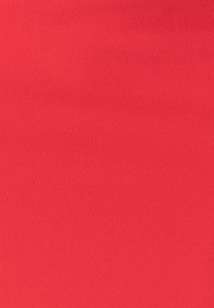 Svetlo rdeče blago z gladko teksturo, enakomerno barvo in brez opaznih vzorcev ali elementov.