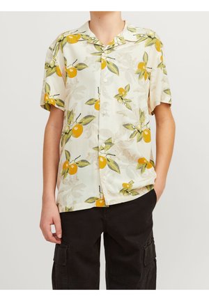 Camisa de manga corta con botones en tela ligera, con fondo crema claro y estampado de naranjas amarillas y hojas verdes.