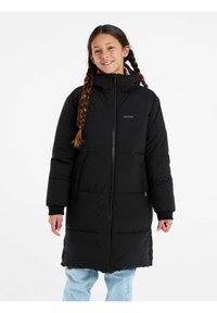 Cappotto invernale imbottito nero con colletto alto, chiusura con zip e tasche laterali. Presenta polsini a coste e un logo sul petto.