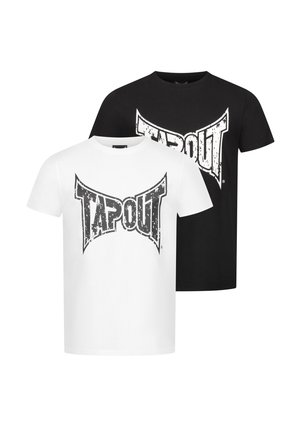 Dwie bawełniane koszulki, jedna biała, a druga czarna, z podniszczonym logo "TAPOUT" w kontrastujących kolorach. Klasyczny krój z okrąg�łym dekoltem.