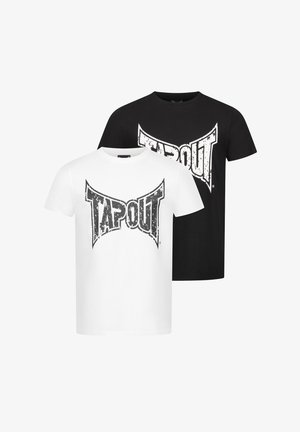 Dve bavlnené tričká, jedno biele a jedno čierne, s opotrebovaným logom "TAPOUT" v kontrastných farbách. Klasický dizajn s okrúhlym výstrihom.