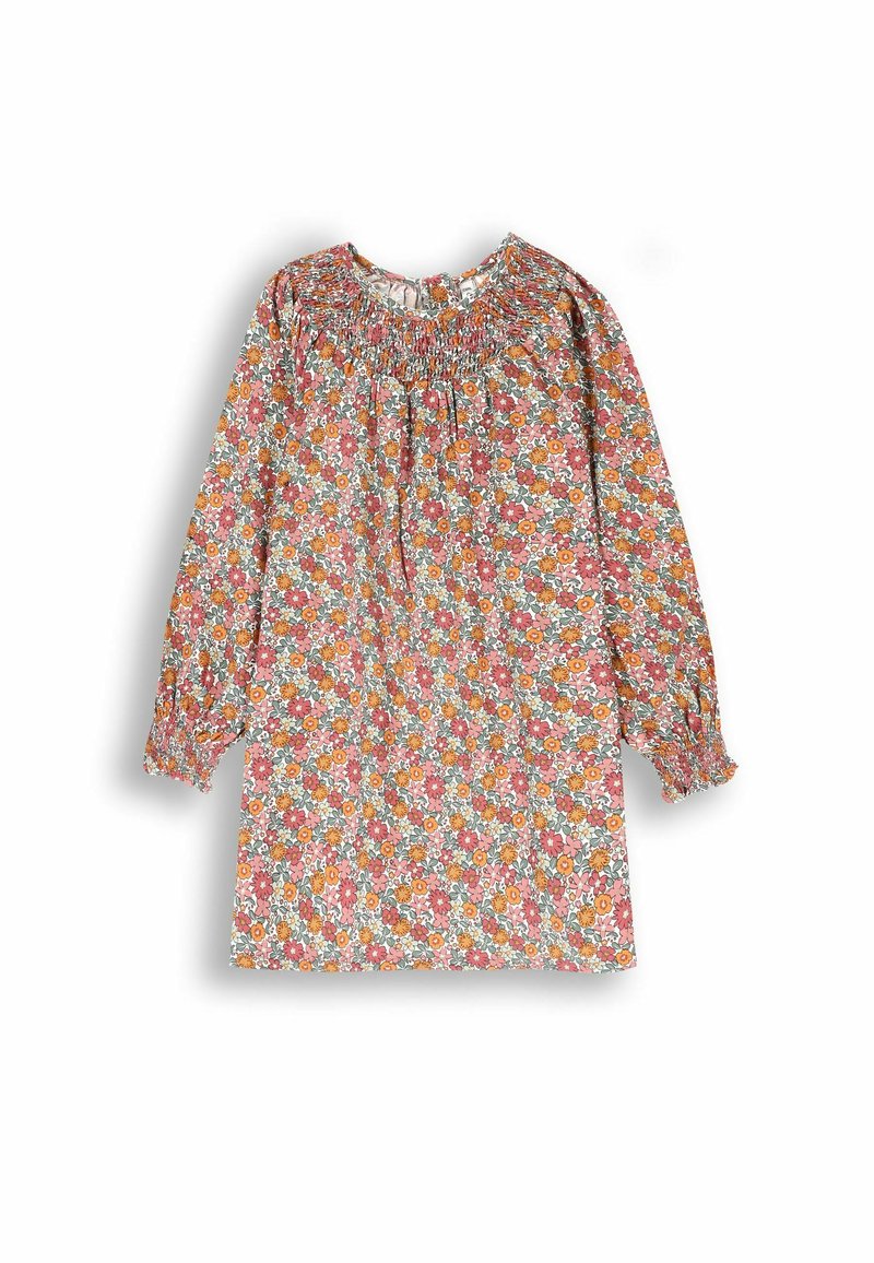 Sukienka kwiatowa z marszczonym dekoltem, długimi rękawami i lekkim materiałem. Kolorowa kompozycja różowych, pomarańczowych i zielonych kwiatów na białym tle.