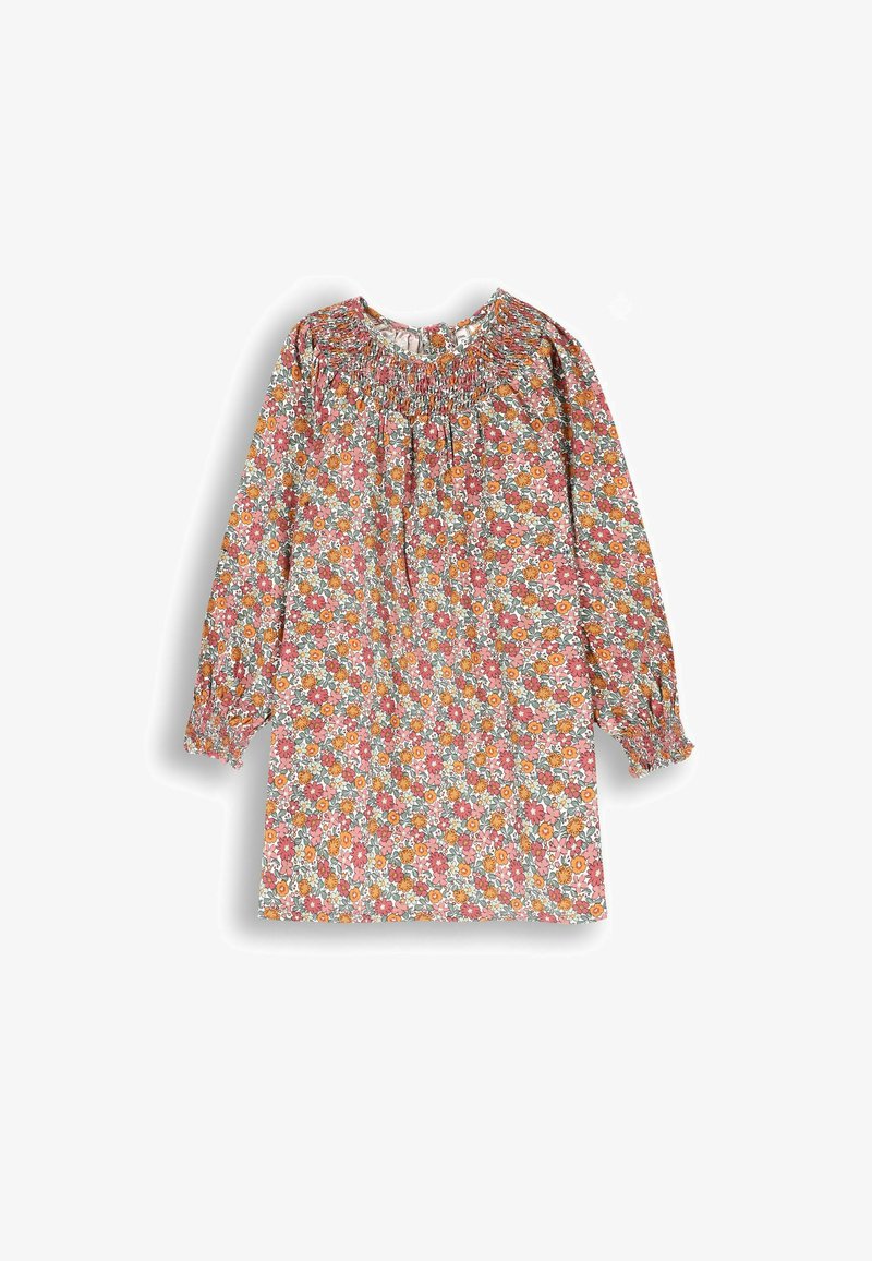 Sukienka kwiatowa z marszczonym dekoltem, długimi rękawami i lekkim materiałem. Kolorowa kompozycja różowych, pomarańczowych i zielonych kwiatów na białym tle.