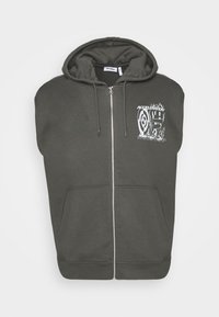 Sudadera sin mangas de color gris oscuro con cremallera, con bolsillos frontales y texto gráfico blanco "ACELERACIÓN SIN PARAR" en el lado izquierdo del pecho.