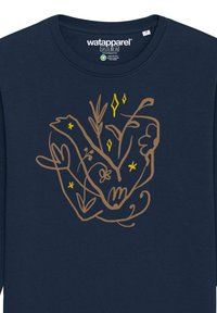 Marineblauw langemouwen shirt met een bruine abstracte afbeelding van handen, bladeren en sterren in geel, gemaakt van een zachte, gestructureerde stof.