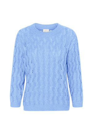 Hellblauer, kabelgestrickter Pullover mit Rundhalsausschnitt und drei Viertel langen Ärmeln. Hat ein strukturiertes Muster sowie gerippte Bündchen und Saum.