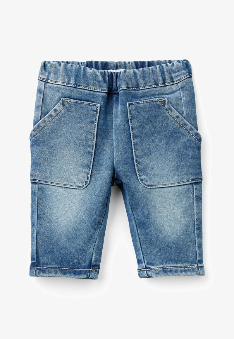 Džínové šortky s elastickým pasem, světle modrý odstín, dvě velké přední kapsy a ohrnutý lem. Hladká textura s jemným vyblednutím.