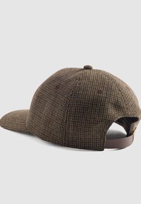 Brun rutigt keps med en strukturerad form, justerbar rem och platt skärm. Tillverkad av textil med strukturerad yta och kontrasterande detaljer.