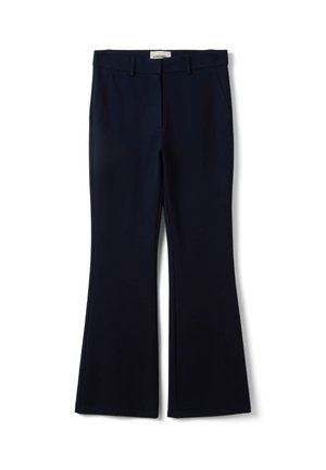 Pantalones azul marino personalizados con trabillas para cinturón, bolsillos delanteros y una ligera campana en el dobladillo, colocados planos sobre un fondo blanco.