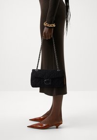 COACH TABBY SHOULDER BAG 26 WITH QUILTING - Rankinė per petį - black