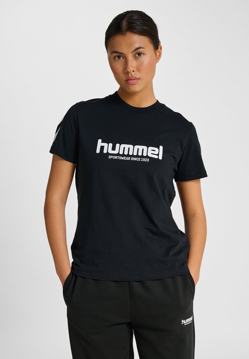 Sort bomulds T-shirt med et hvidt logo, der har teksten "hummel" og "SPORTSWEAR SINCE 1923", klassisk rund halsudskæring og korte ærmer.