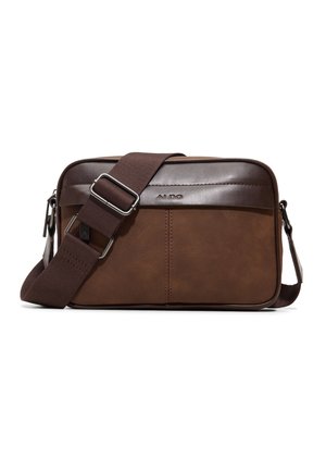 Sac bandoulière marron avec sangle en tissu marron foncé réglable et détails en cuir, fermeture éclair et logo ALDO à l'avant.