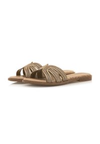 Sandalias planas de color beige con tiras decorativas de cuentas, diseño de punta abierta, suela plana y plantilla texturizada. Aptas para uso casual.