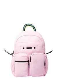 Roze gewatteerde rugzak met een ronde vorm, voorzien van twee voorkeurs zakken, een gestructureerd handvat met blauwe en groene vlechtwerk, en minimalistische gezichtsdetails.