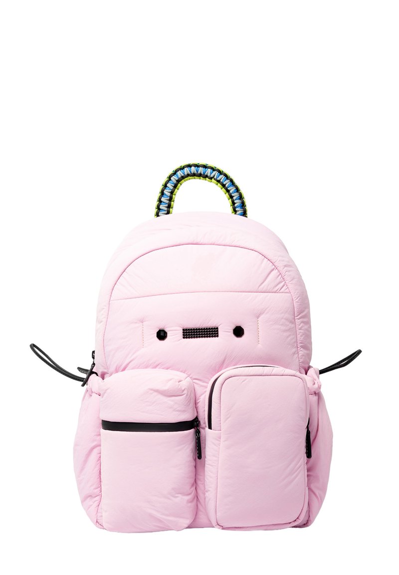 Roze gewatteerde rugzak met een ronde vorm, voorzien van twee voorkeurs zakken, een gestructureerd handvat met blauwe en groene vlechtwerk, en minimalistische gezichtsdetails.