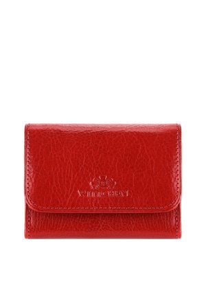 Czerwona kompaktowa skórzana portmonetka z przeszywanymi krawędziami i wytłoczonym logo Wittchen na przednim klapie, zamknięta.