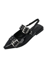 Scarpa slingback in pelle verniciata nera con punta affilata, due cinturini con fibbie e suola piatta con dettagli in metallo argentato.