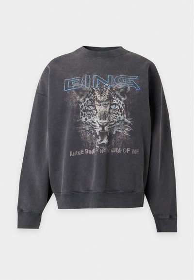 Sweat-shirt gris foncé avec un graphisme d'un léopard rugissant, texte bleu "BING" au-dessus et texte plus petit estompé en dessous au centre devant.
