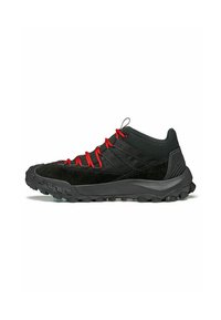 Scarpe da trail nere realizzate con una combinazione di materiale sintetico liscio e suede testurizzato, con lacci rossi e suole con trazione robusta.