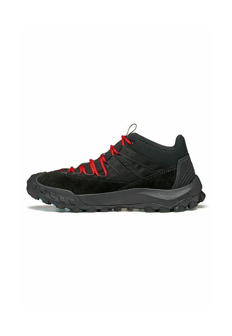 Scarpe da trail nere realizzate con una combinazione di materiale sintetico liscio e suede testurizzato, con lacci rossi e suole con trazione robusta.