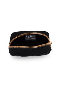 Monedero de tela negra con cremallera dorada, que cuenta con un compartimento con cremallera y una etiqueta "Kipling Live Light" en el interior. Textura suave, forma rectangular.
