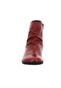 Bottine en cuir rouge avec une finition lisse et brillante, fermeture éclair et design froissé sur le dessus. Semelle en caoutchouc noire.