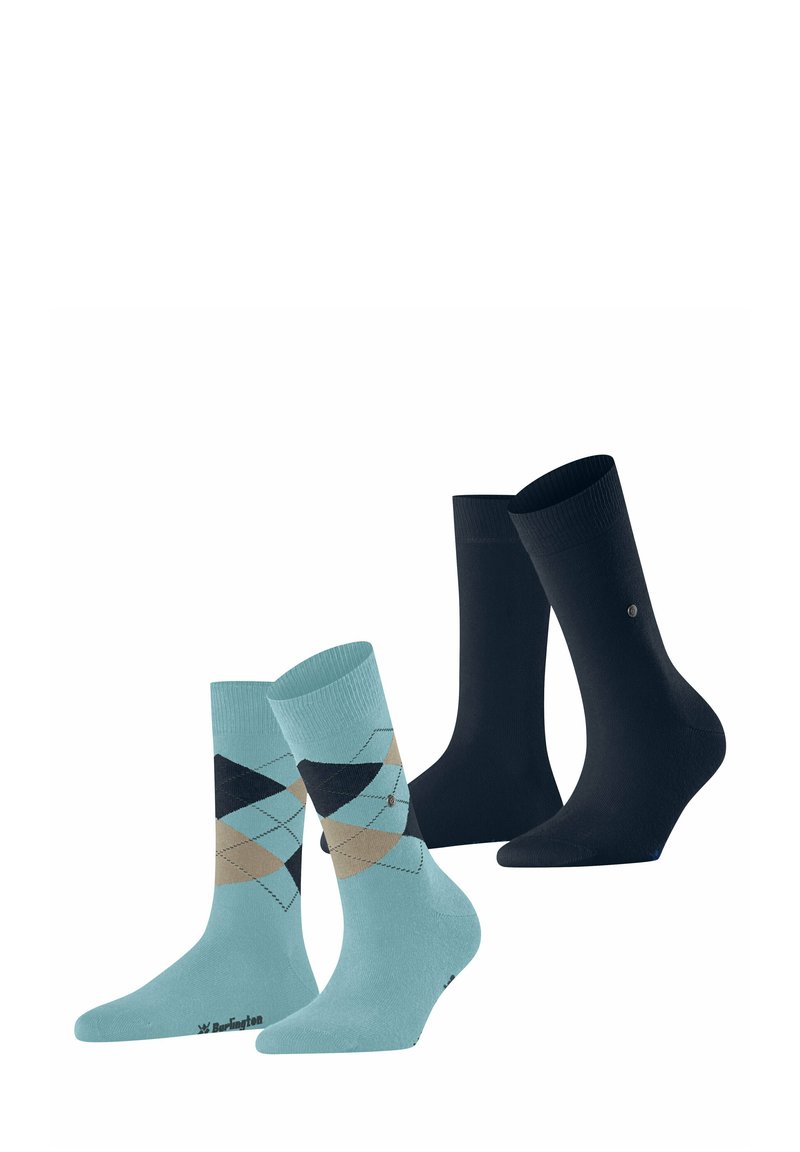 Dwie pary skarpetek: jedna jasnoniebieska w diamentowy wzór w brązowym i czarnym kolorze, a druga w jednolitym czarnym kolorze, obie wyeksponowane razem.