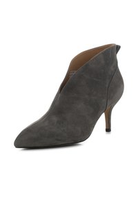 Stivaletti alla caviglia in suede grigio con punta affilata, tacco stiletto basso e un'apertura unica a forma di V nella parte anteriore. Texture liscia e dettagli minimi.